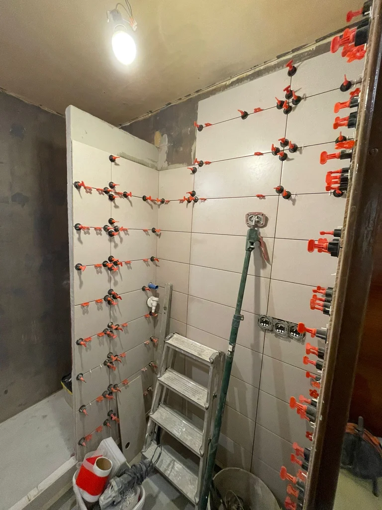 Pokládka obkladů v koupelně