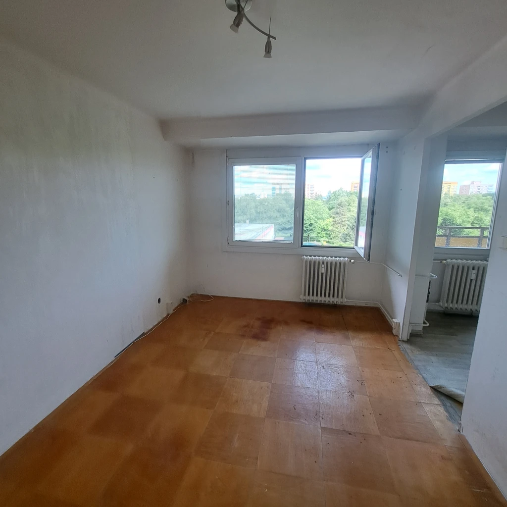 Obytná místnost před úpravami 