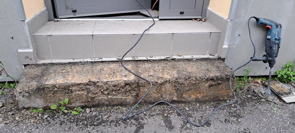 Vybourávání původních obkladů