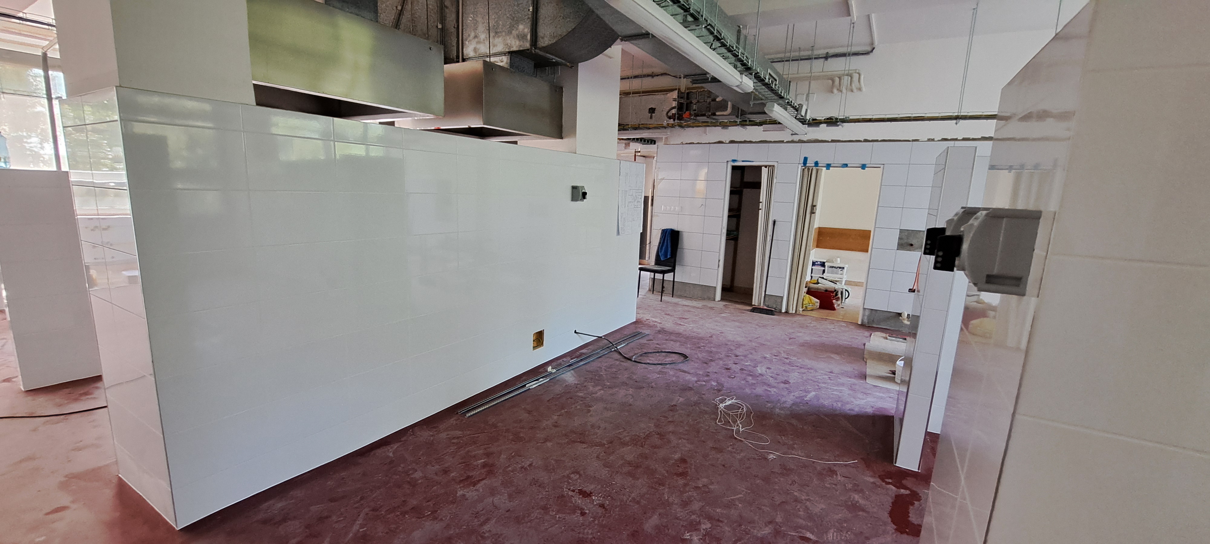 Školní jídelna - obklady po dokončení